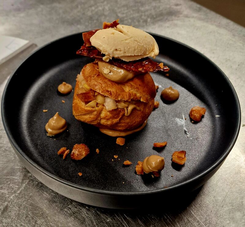 -LA POIRE,en profiteroles, glace Noix de Macadamia