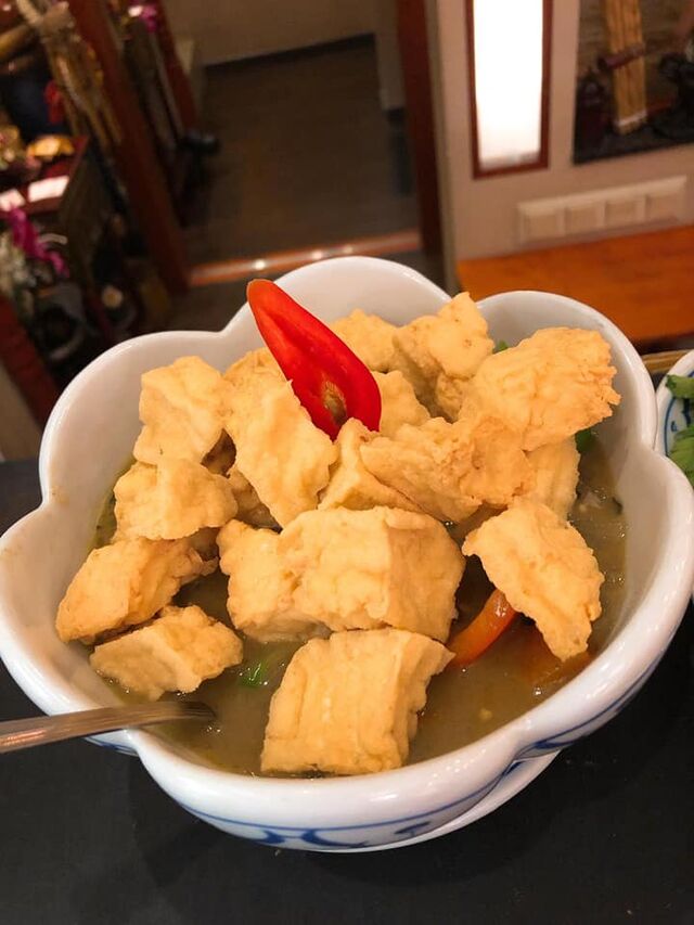 Morlakod mit Tofu - Paprika, Bambus, Zwiebeln, Lao-Aubergine und Lao-Basilikum geschmort in grünem Curry mit knuspr. marin. Tofu