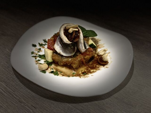 Tournedos de bar de ligne accompagné d'une sauce noix de cajou; ratatouille.