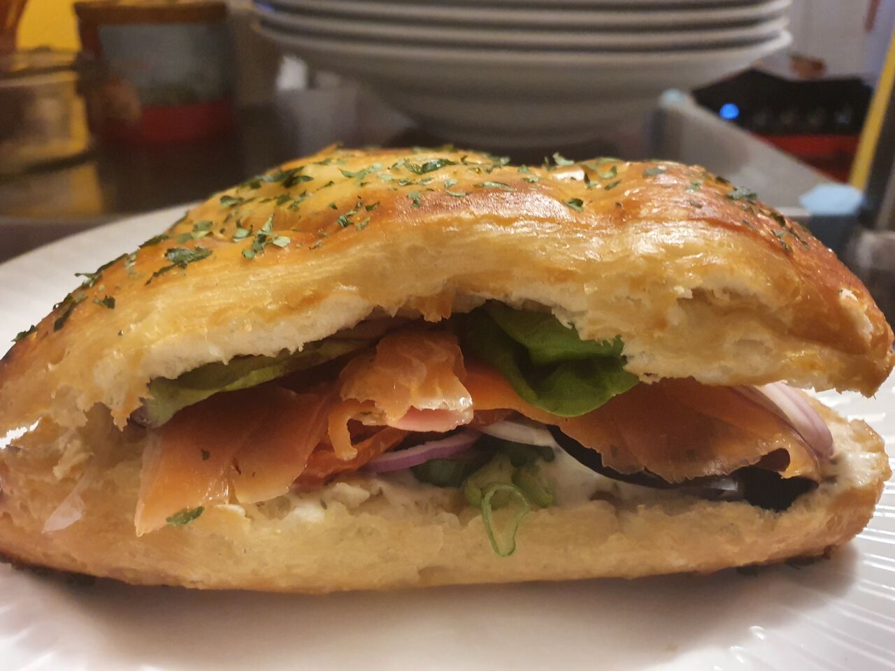 Feuilleté truite fumée et crème coriandre aux épices 