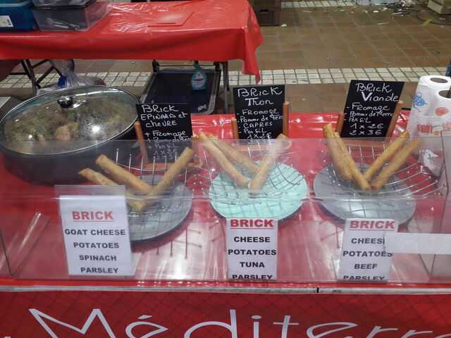 Bricks à la viande hachée, thon et câpres, épinards et fromage de chèvre. 