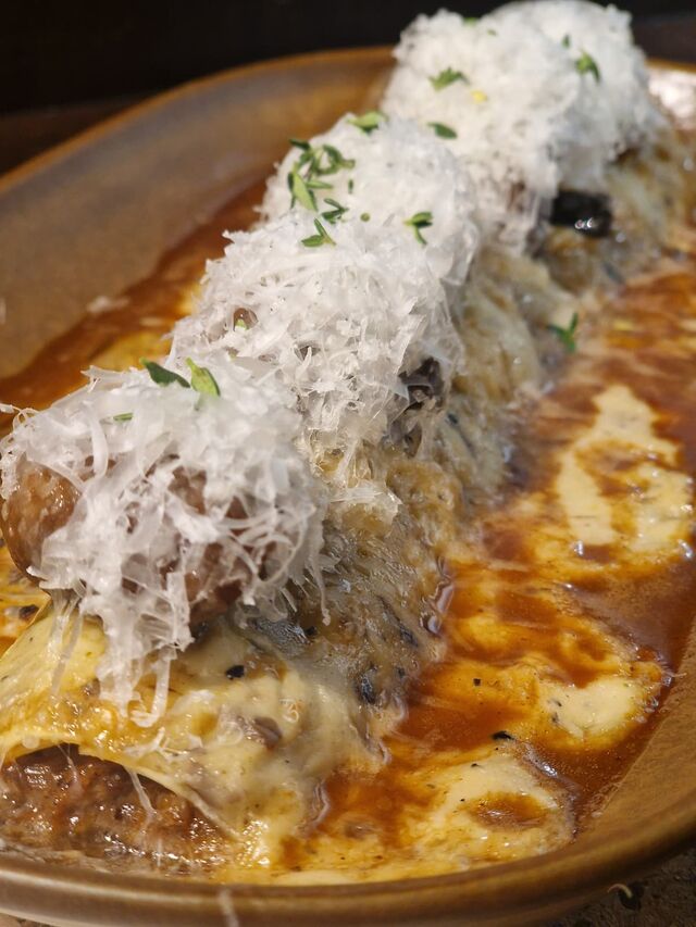 Canelón de carilleras con bechamel de setas y hongos en escabeche