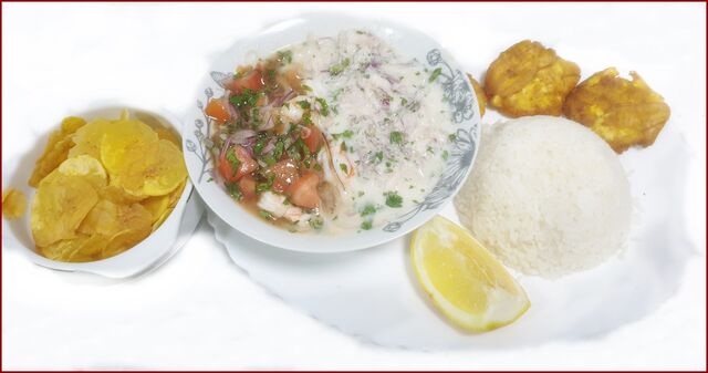 CEVICHE MIXTO: pescado, gambas, arroz, plátano frito