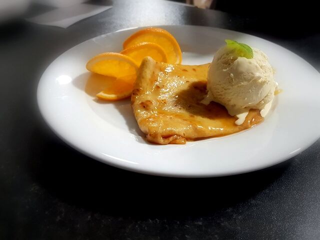  Crepes suzzette, jest to naleśnik na gorąco w sosie z karmelizowanego cukru, soku z pomarańczy i nutką brandy