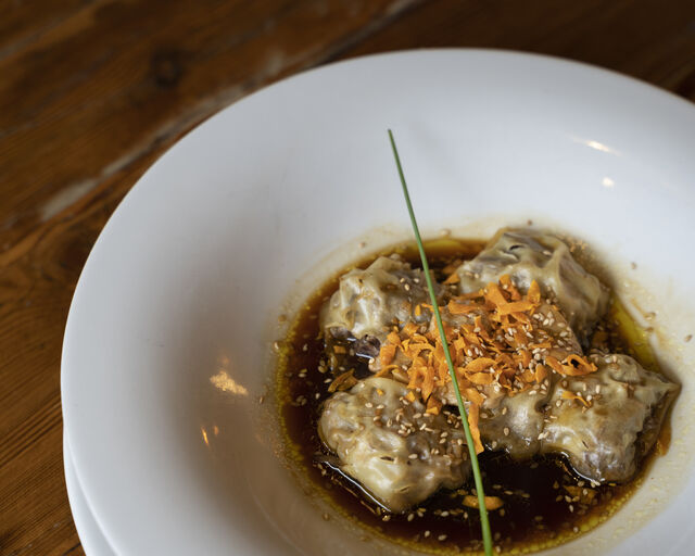 Ravioli de rabo de toro en su jugo con foie a la plancha