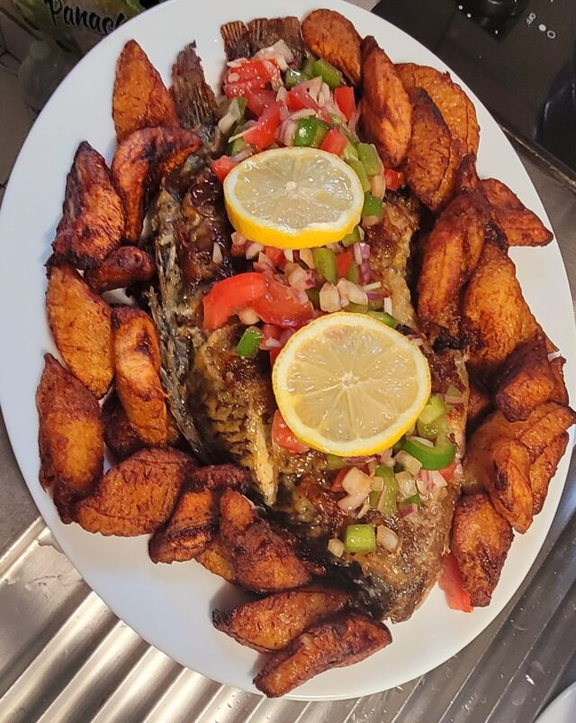 Poisson braisé (Tilapia) et ses bananes plantains frites 