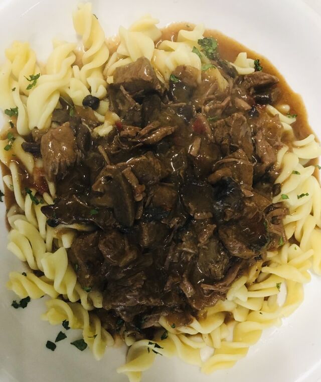 - Rindergulasch mit frischen Champignons, auf Nudeln -