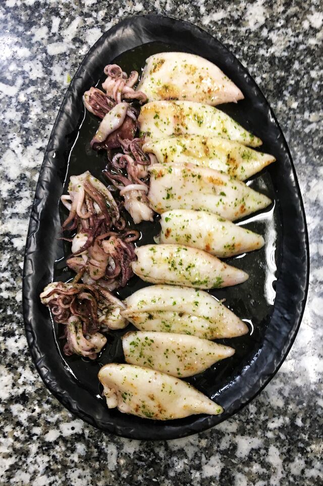Calamares a la plancha con majado de ajo y perejil