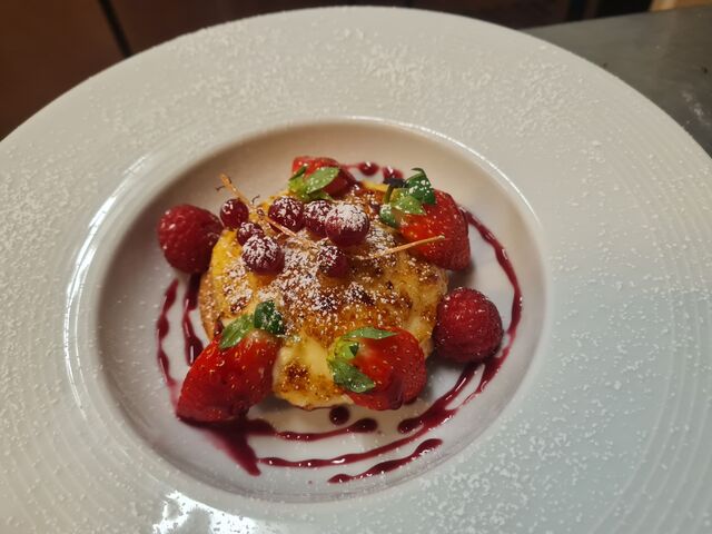 Crème Chibouste a la meringue Italienne caramélisée sur un choux ses fruits rouges et son coulis a la fleur d'oranger