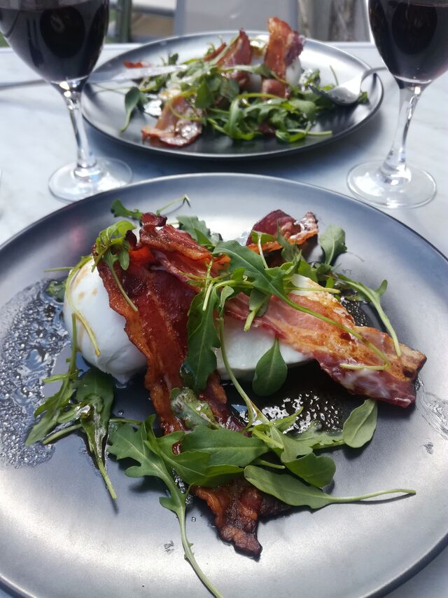 Mozzarella marinée, roquette et bacon crispy 