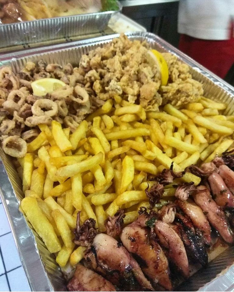 Kombinacija lignji na 3 načina (1 porcija pohanih,1 porcija prženih, 1 porcija na žaru) + pommes frites + tartar! 