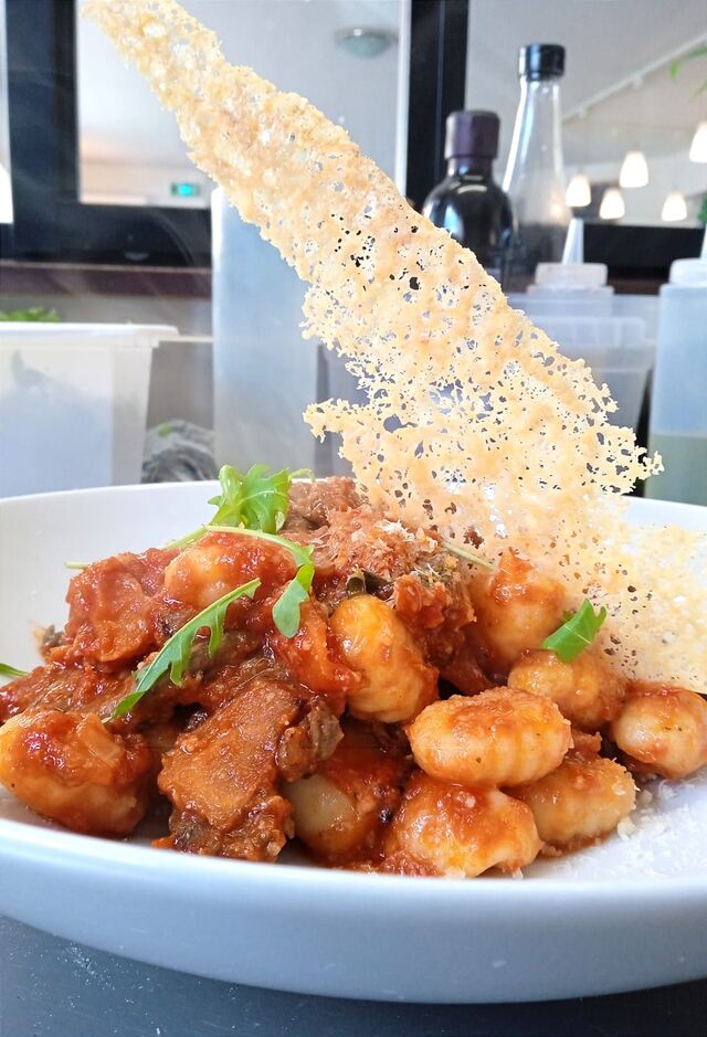 Gnocchi à la sauce tomate, émincé de boeuf, carottes et oignons