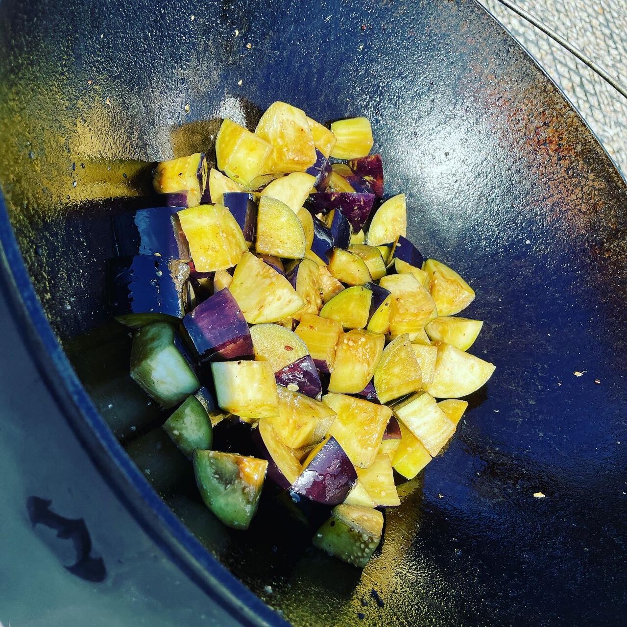 Sommergemüse aus dem Kasan mit Gartenkräuter