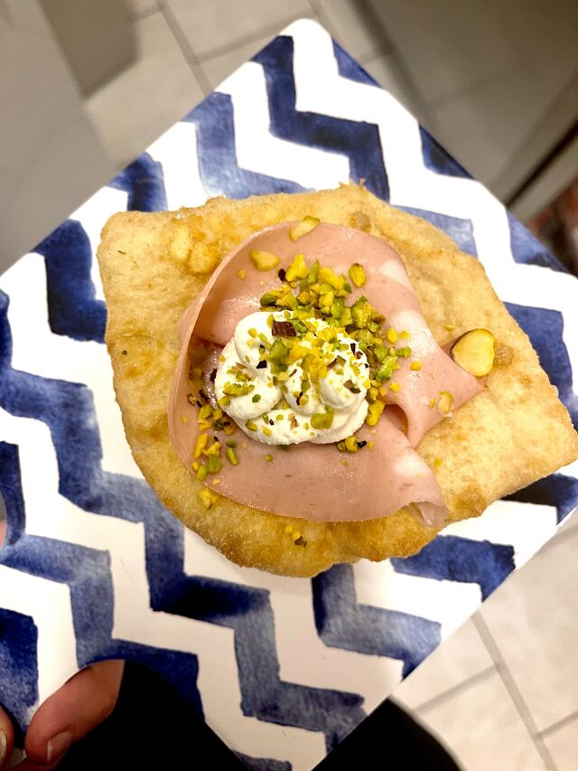 Baby montanara con mortadella, ricotta e pistacchio.