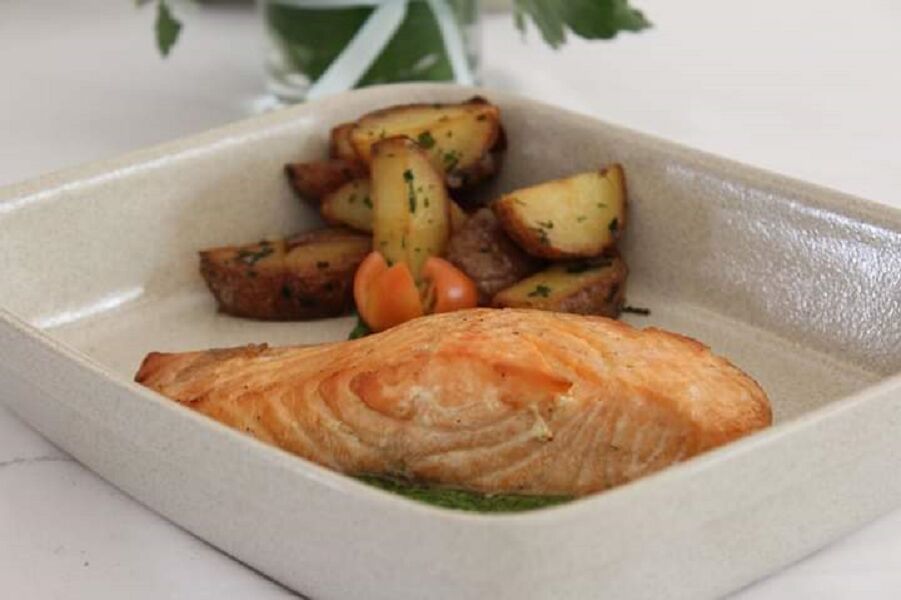 O Peixe fresco e qualidade em toda a comida confeccionada