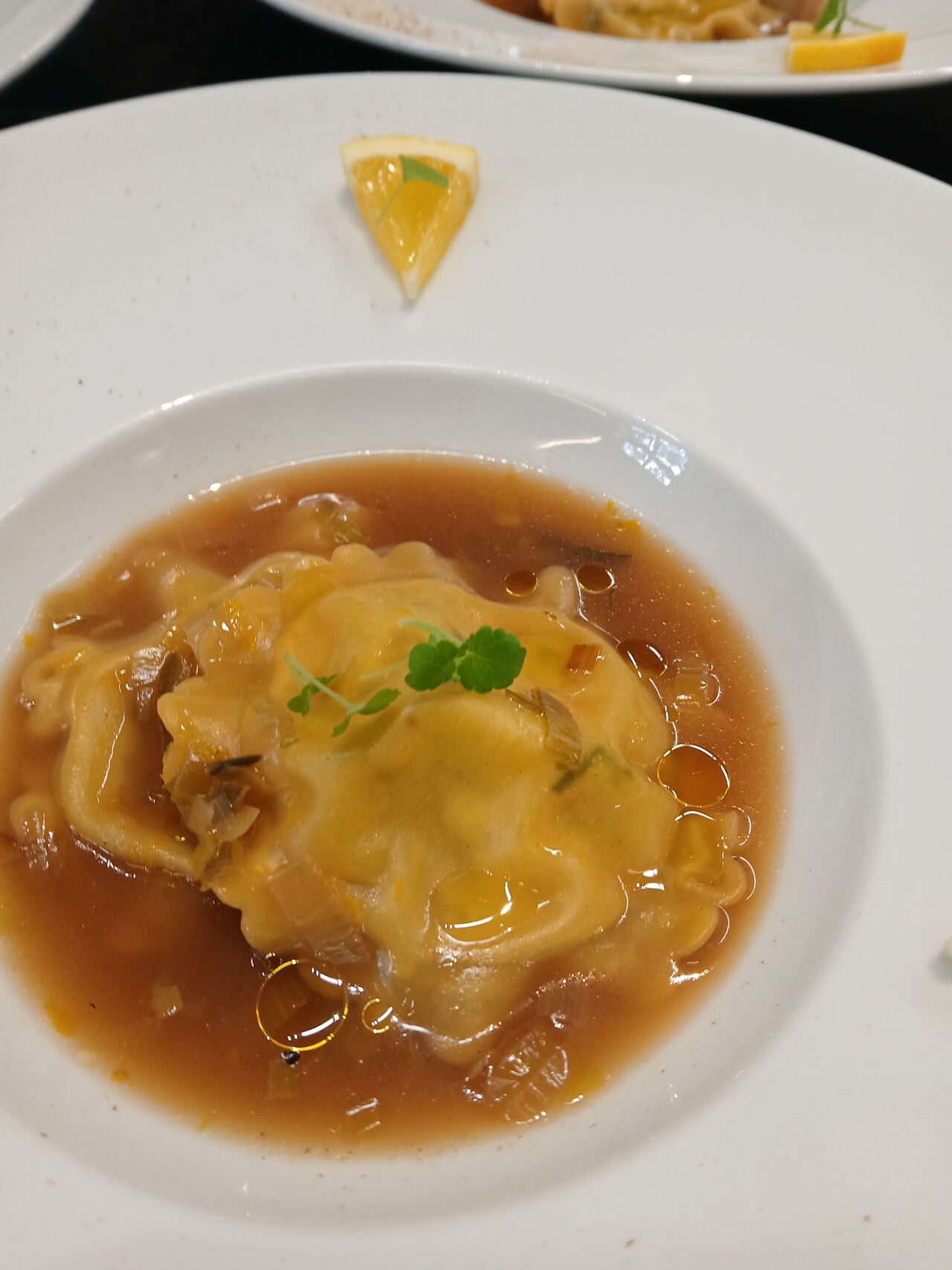 Ravioles de langoustine à l'aneth, nage de coquillages au Martini 