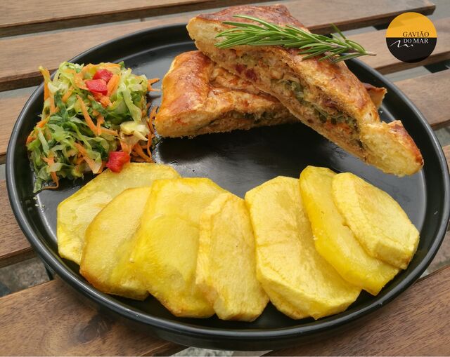 Estaladiço folhado de caça com legumes salteados e batatas crocantes, uma fusão de sabores inigualável 