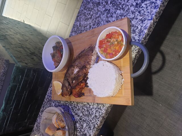 Daurade entier cuite au feu de bois ratatouille maison et riz