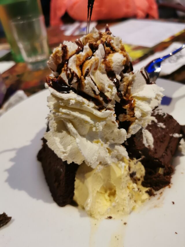 Choux, glace et crème chantilly nappée de sauce chocolat 