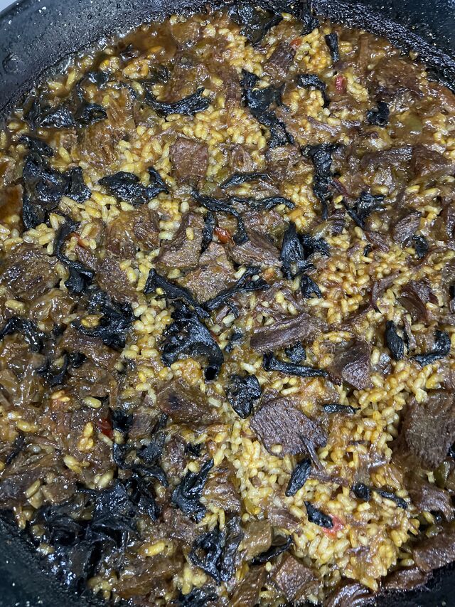 Arroz de carrillera y trompetas de la muerte.