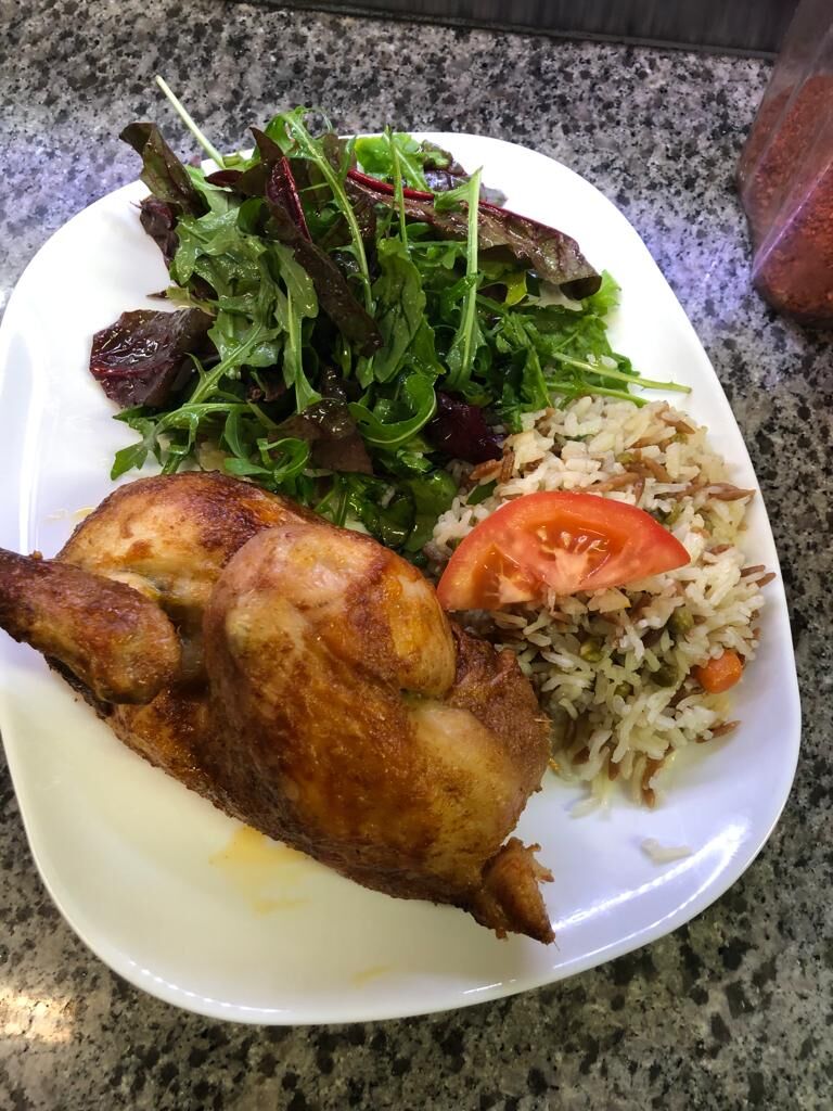 1/2 Hähnchen mit Reis und Salat