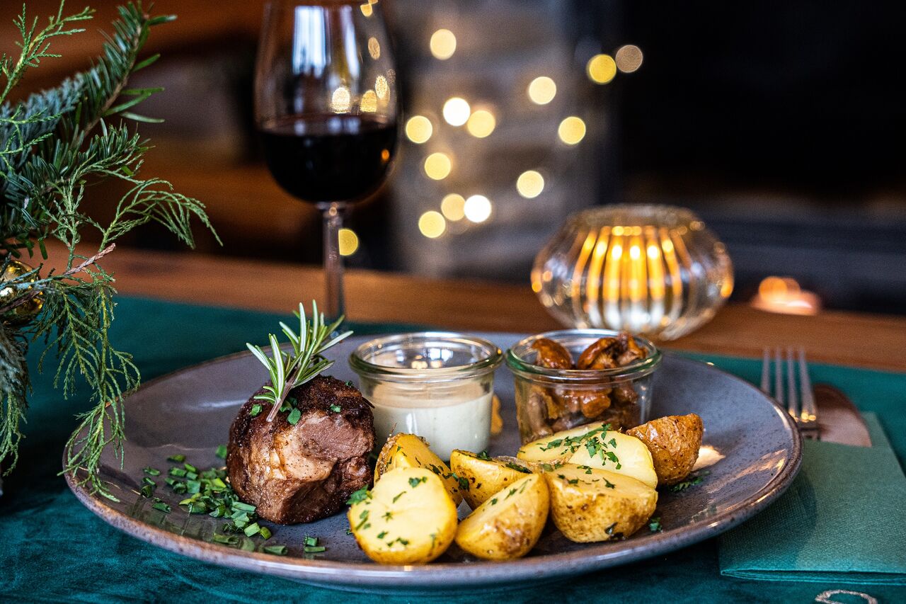 Udziec jagnięcy sous-vide, ziemniaki z pieca, dodatki