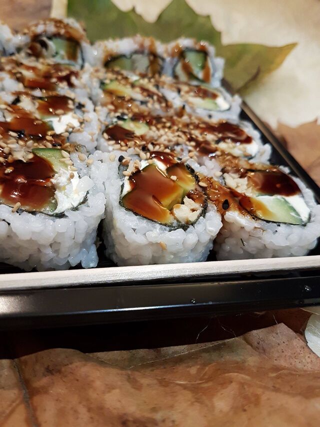 LE MARQUIS
(maquereau cuit - cream cheese - concombre - sauce unagi)