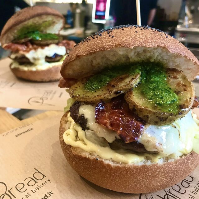 Una vasta scelta di panini, pizze in pala e insalate completano il nostro menù per il pranzo