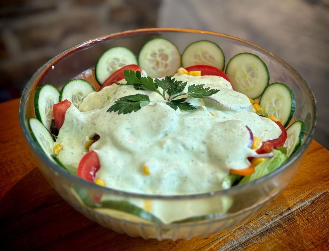 Frischer Salat mit hausgemachtem Kräuterdressing