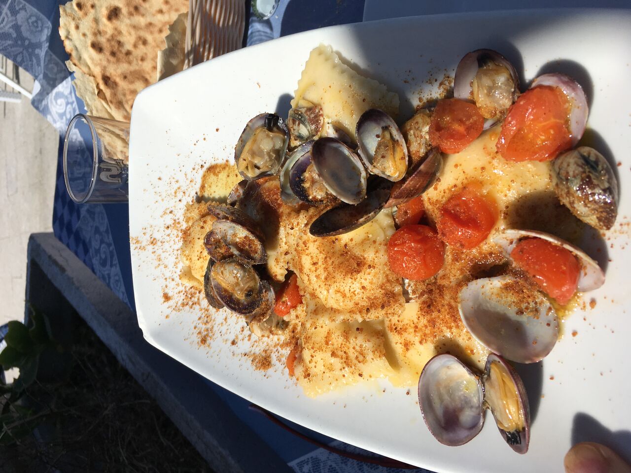 un piatto con le vongole..........ottimo direi !