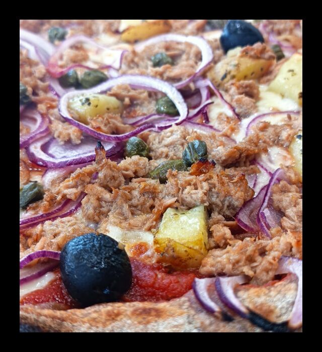 Pizza Tonno - base tomate, mozza FDL, oignons rouges, pommes de terre rôties, câpres, thon, olives noires