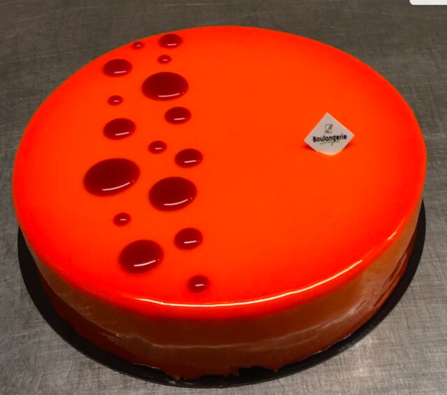 L'Exotique
- Biscuit cuillère
- Croustillant exotique
- Confit framboise
- Mousse passion