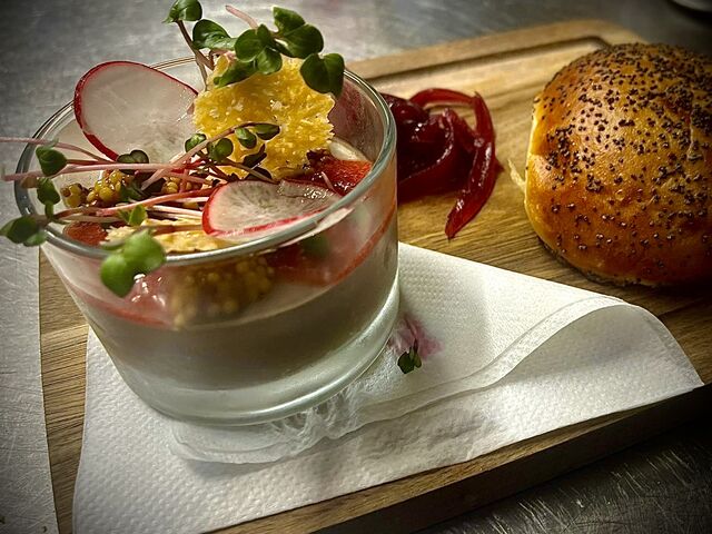 Husí paštika s domácí bulkou 