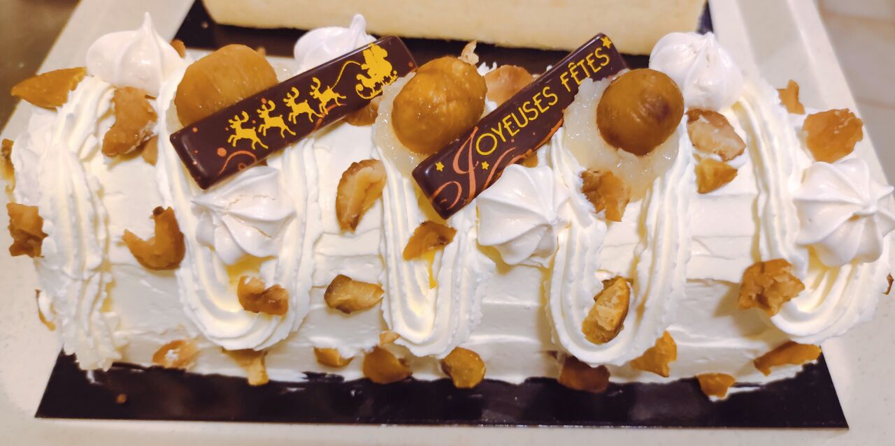 Bûche poire, éclats de marron glacés
