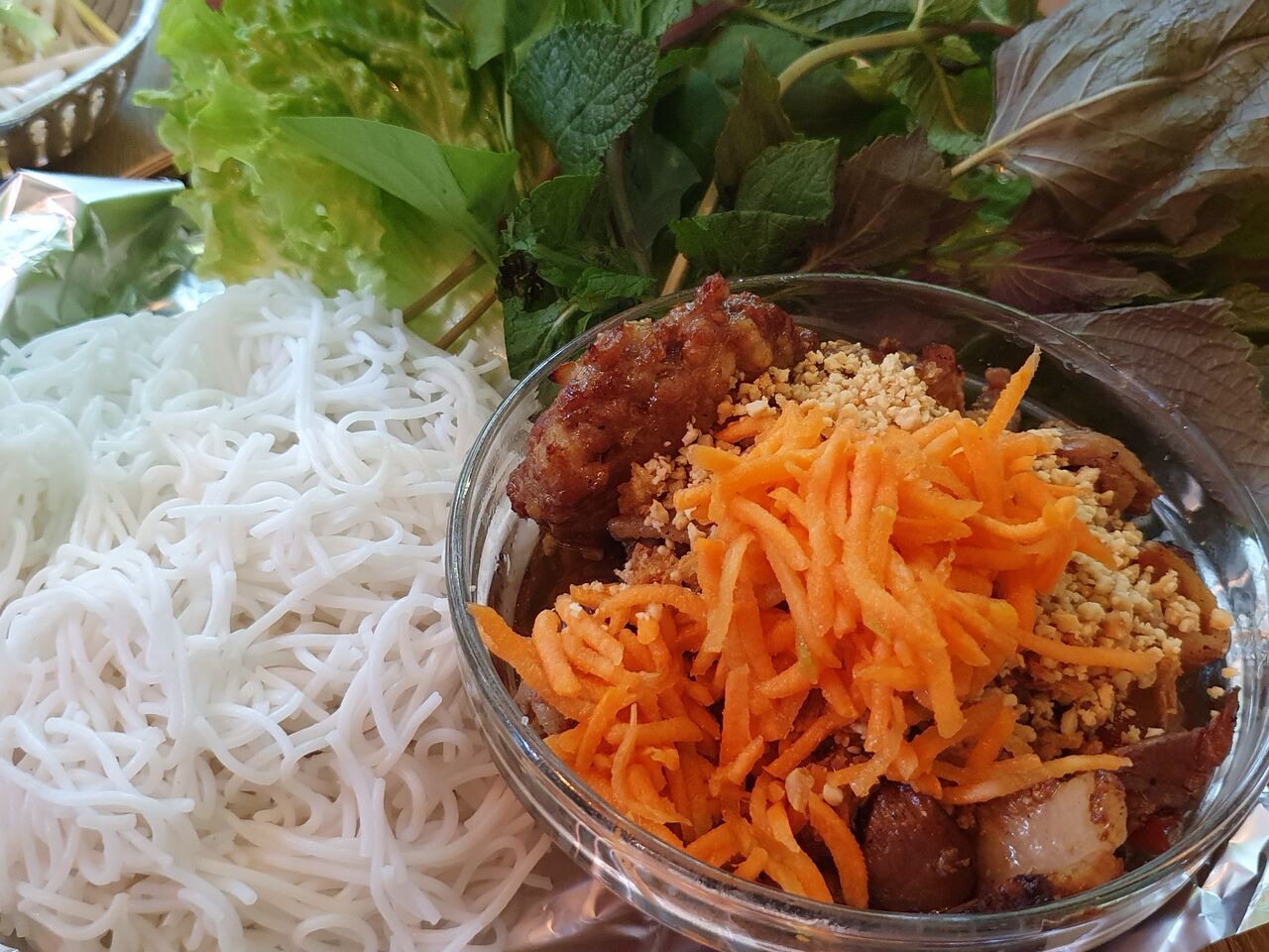 Bun Cha Hà Nôi Emincés et Boulettes d'échine de Porc grillés, servis avec vermicelles de Riz et crudités