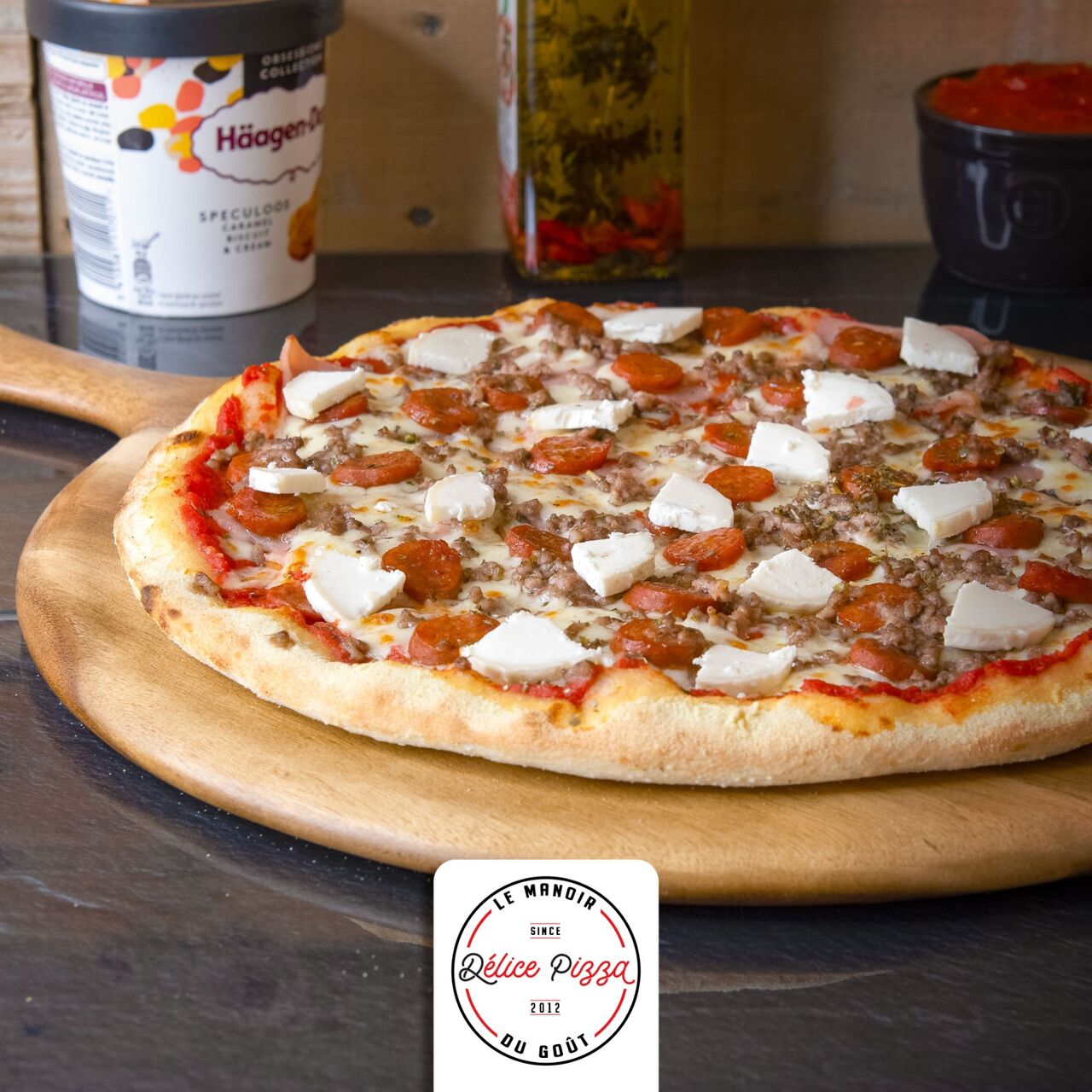 L’EXTRAVAGANTE : sauce tomate, jambon, mozzarella, merguez, chèvre, viande hachée, oeuf, origan. 