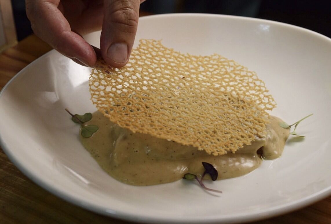 Ravioli de Vaca, Salsa de Setas y Toille al Curry