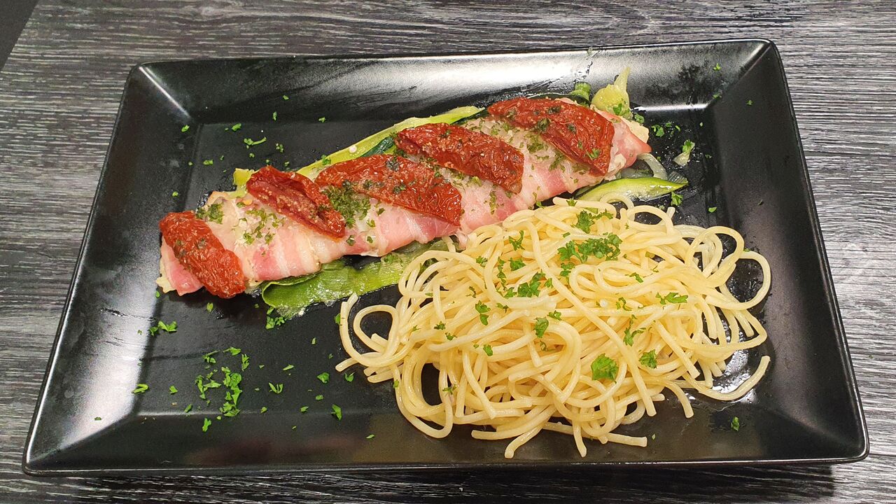 Merlu à la poitrine fumée tomates confites et ses linguine
