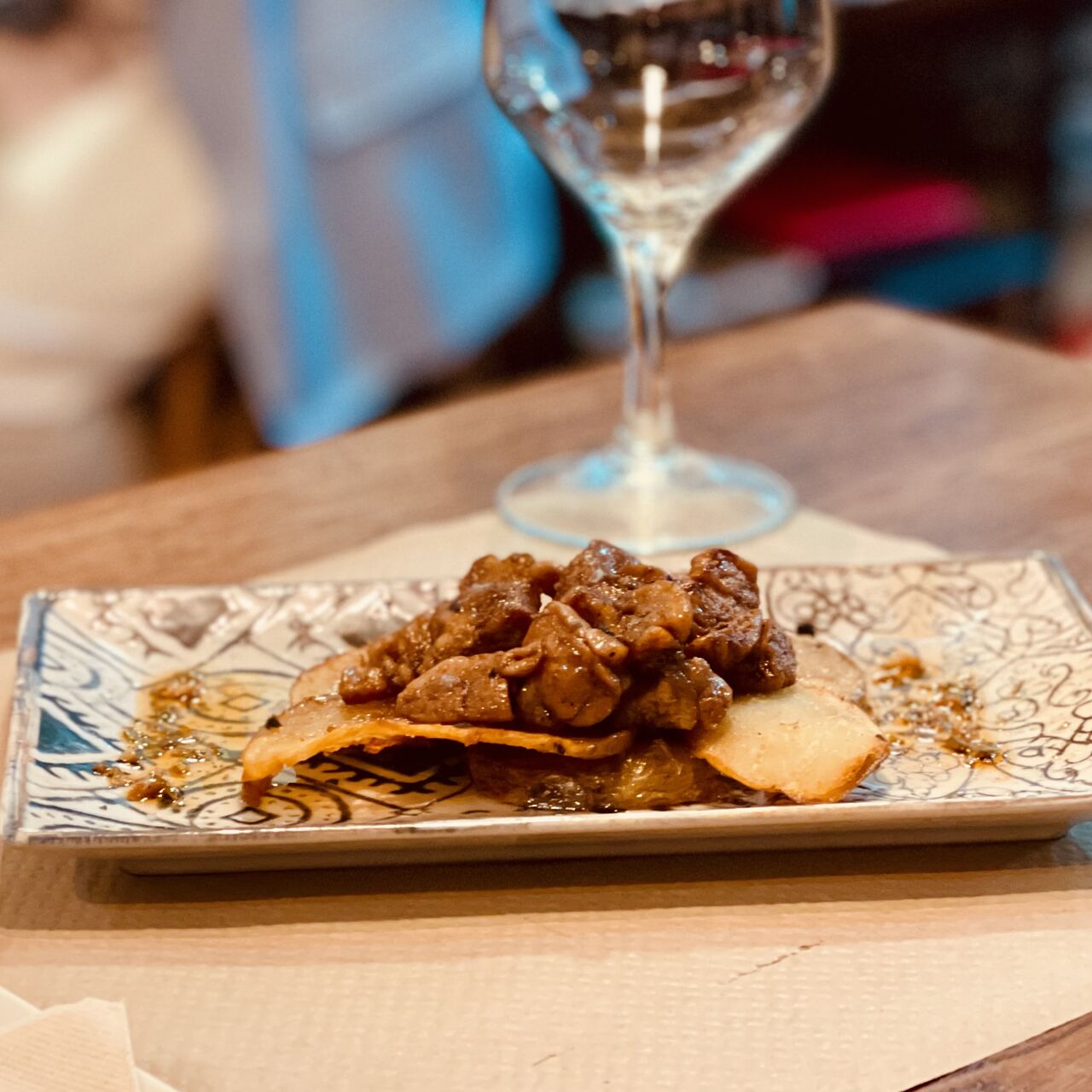 Mollejas al ajillo de ternera sobre panaderas y toque de chimi