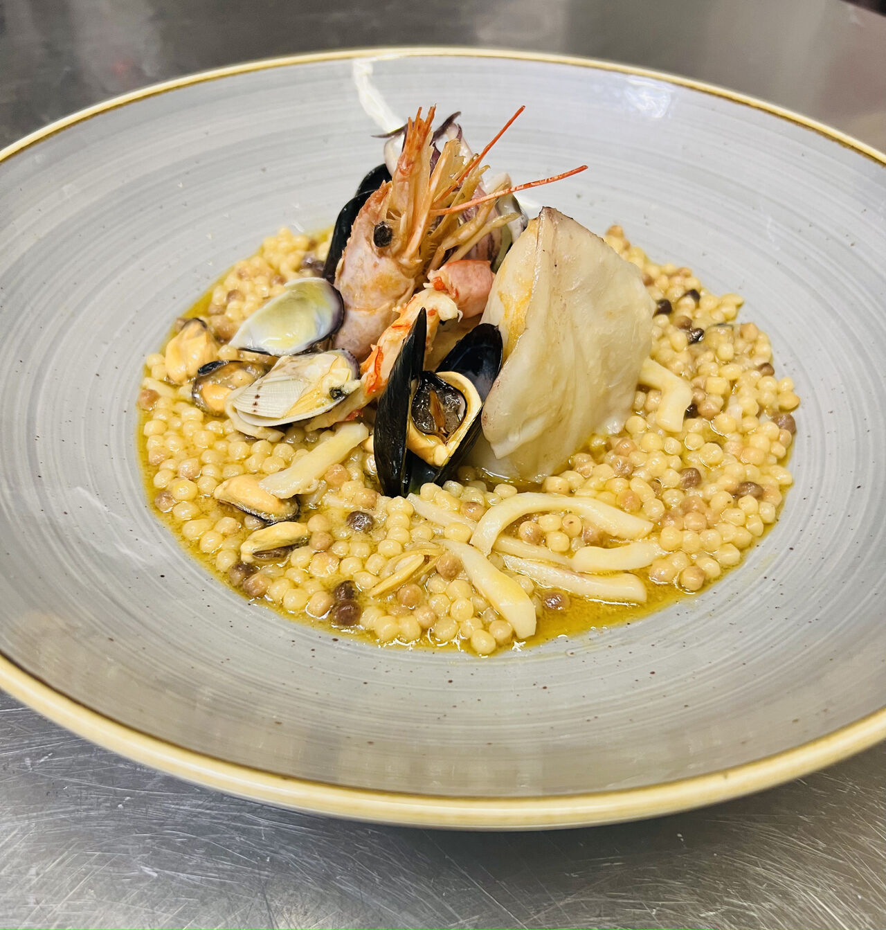 Fregola sarda mantecata, molluschi e crostacei