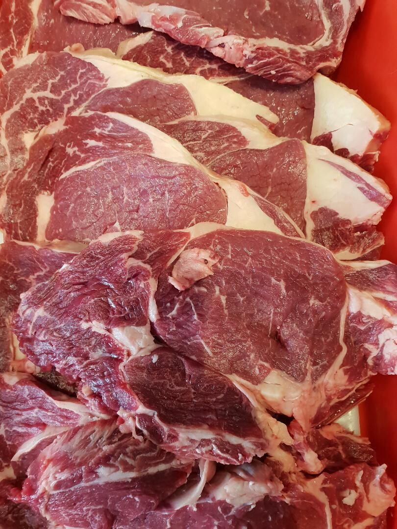 Nos viandes à race proviennent des meilleurs bovins Européens. Aubrac, Simmenthal ou encore Limousine