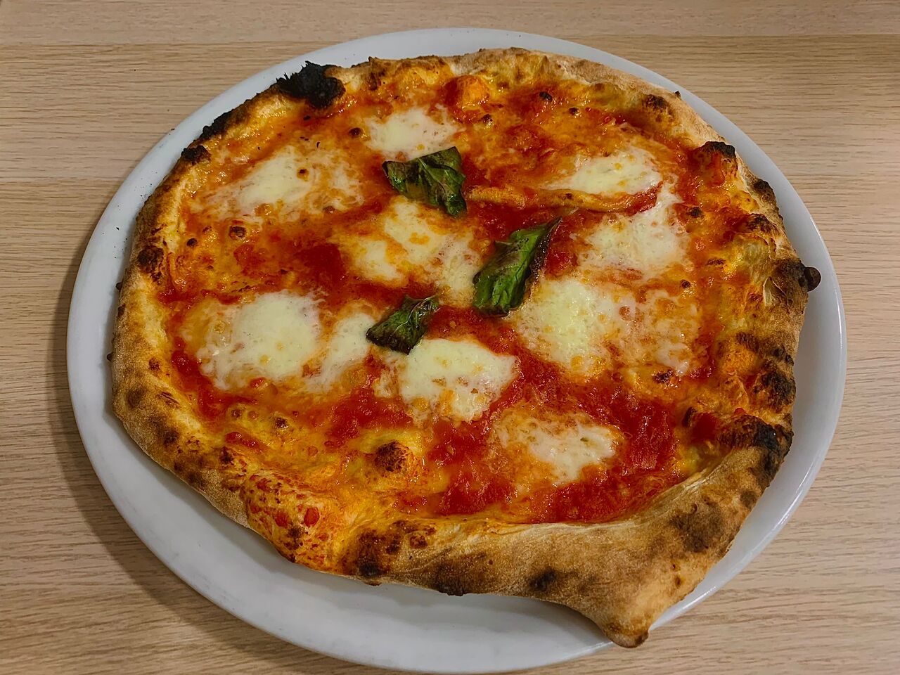 Bufala: pomodoro, mozzarella di bufala, basilico, olio evo