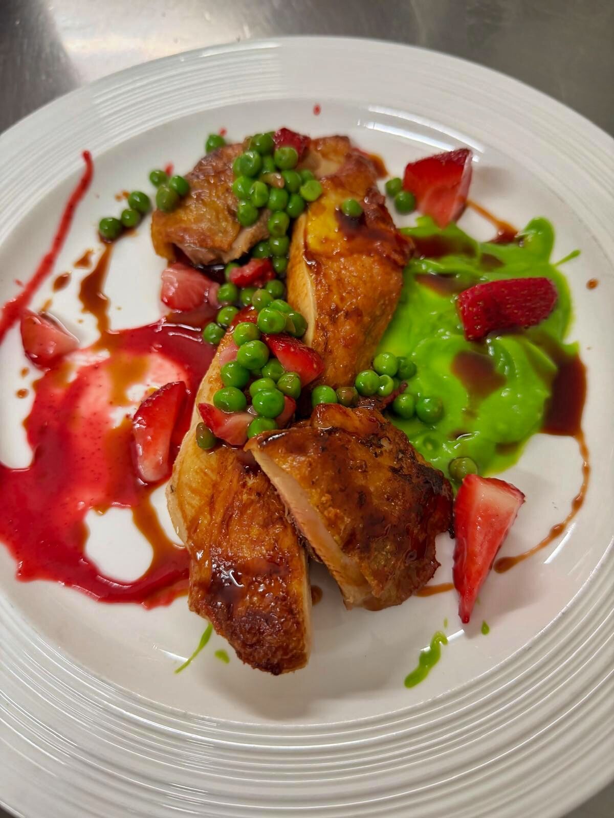 Faraona con piselli e fragole 
