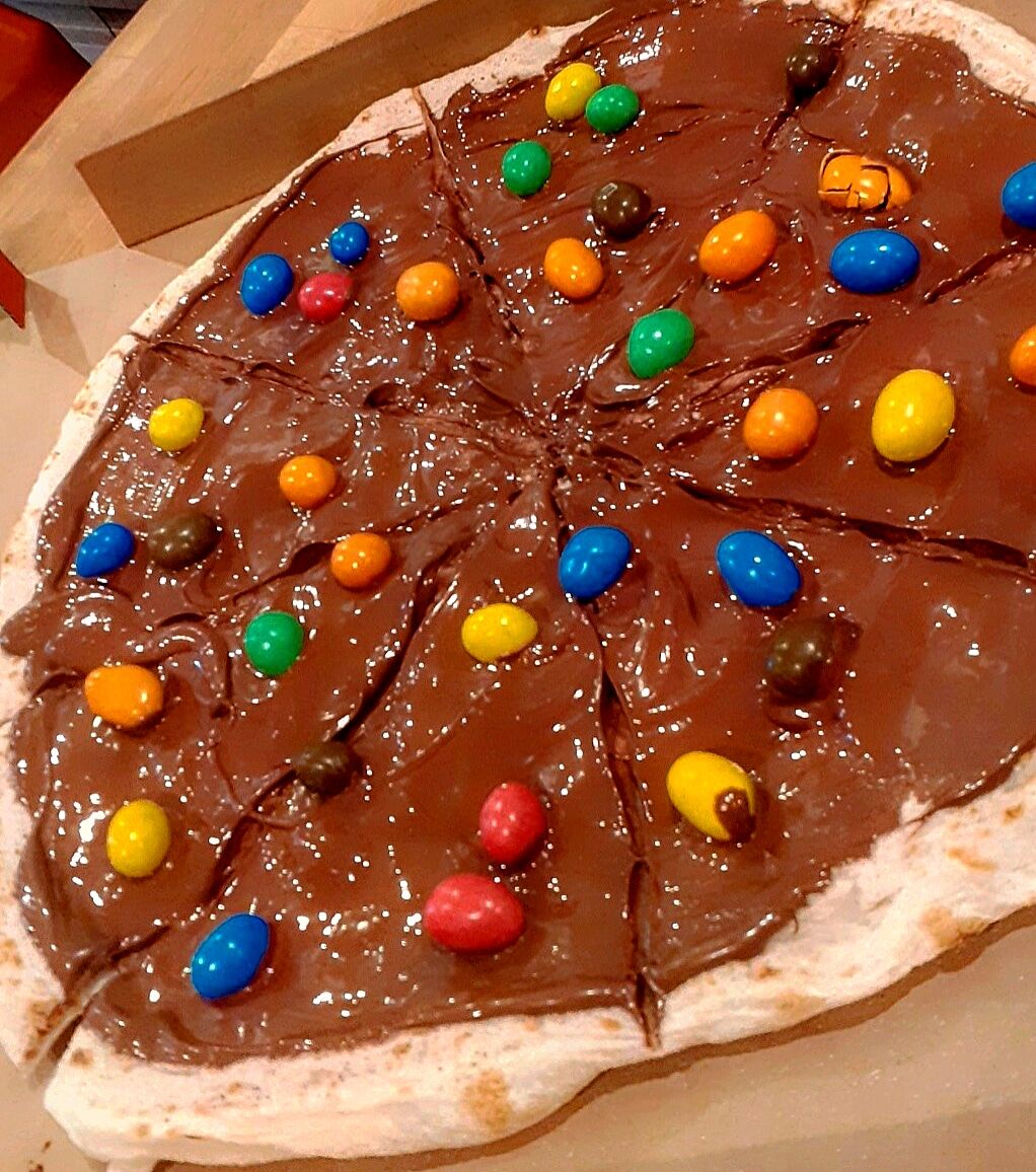 Pizza dessert nutella m&m's