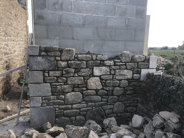 réalisation d'un mur en pierre sur la commune de Ploumagoar