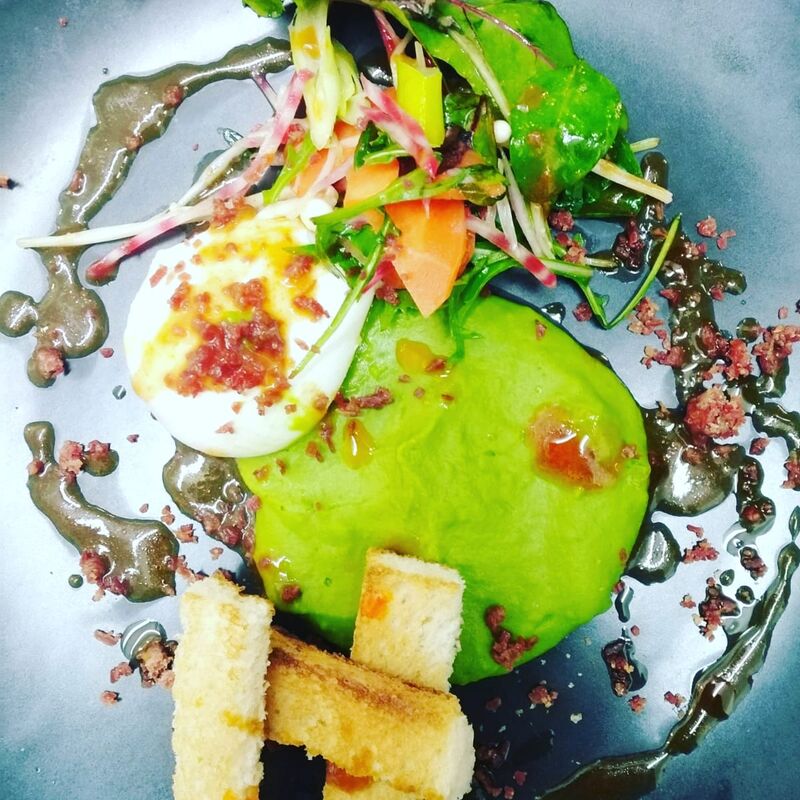 Oeuf Poché / Purée de Petit Pois / Jus de Viande et Poudre de Jambon