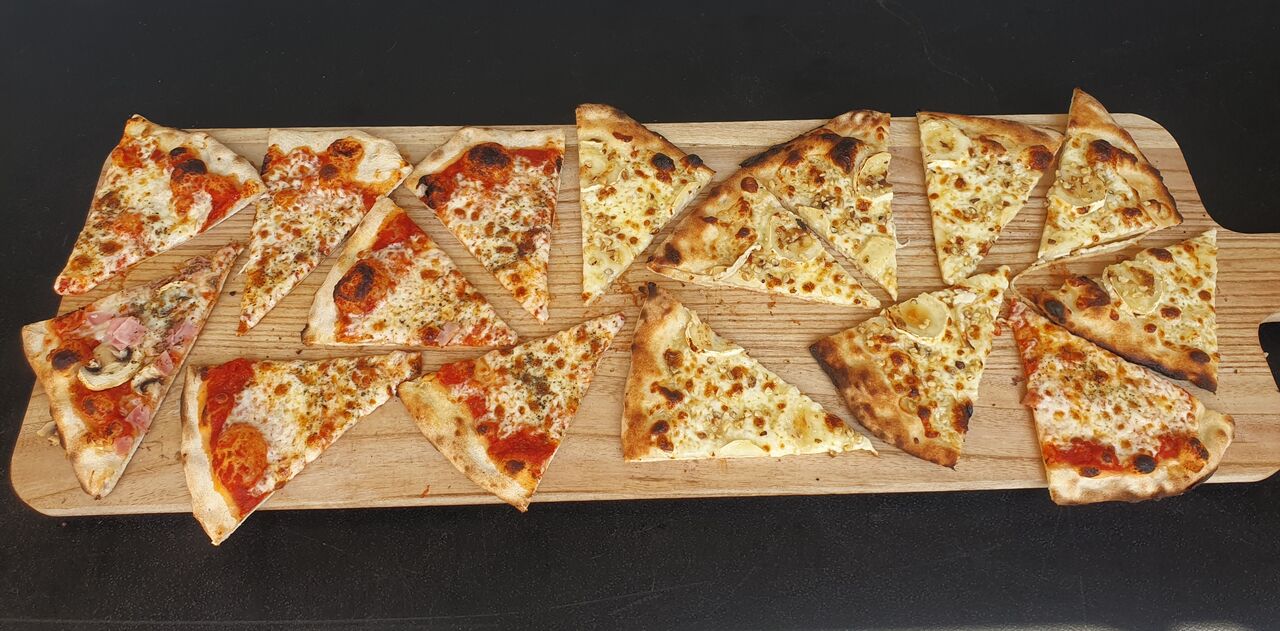 Part de pizza servie sur plateau