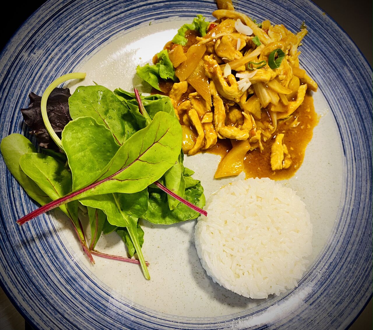 plat de ce jour: Poulet au saté, accompagné du riz et salade