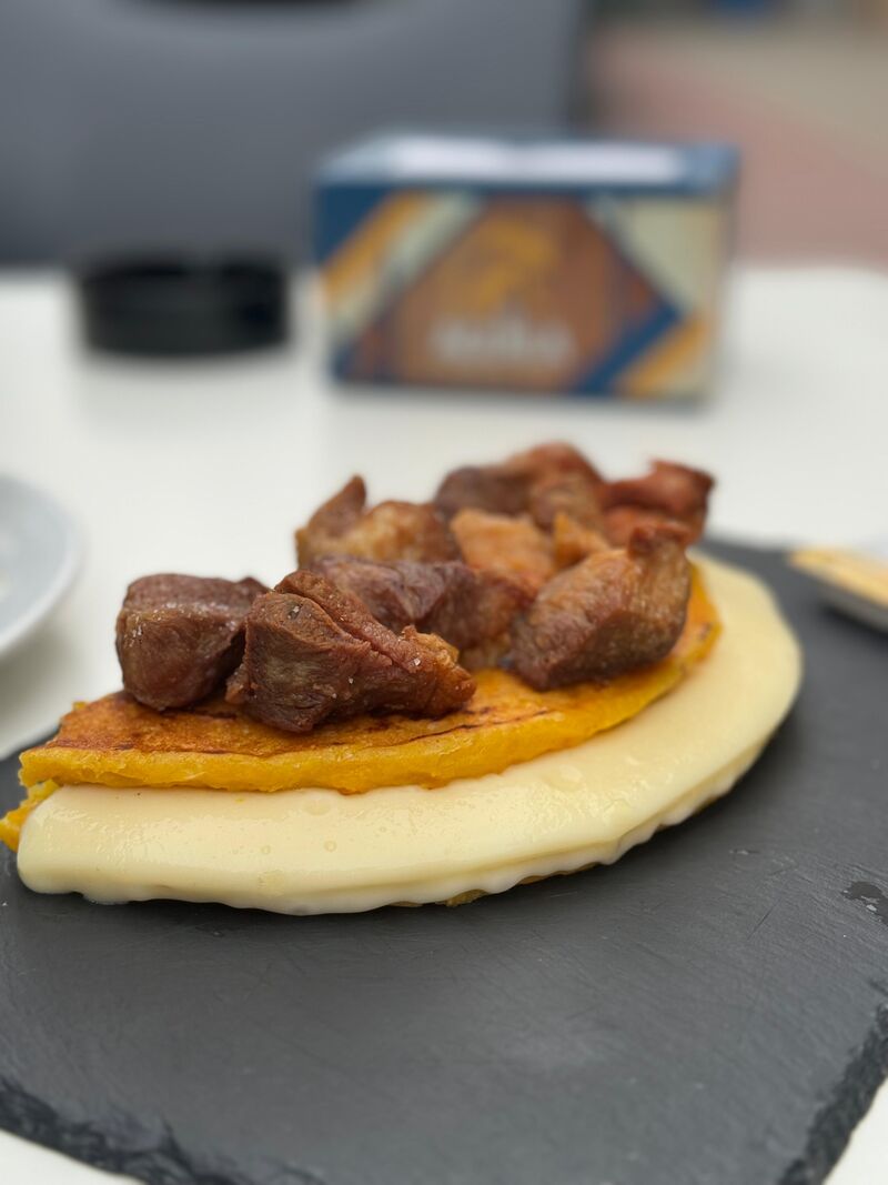 Cachapa con cochino frito 
