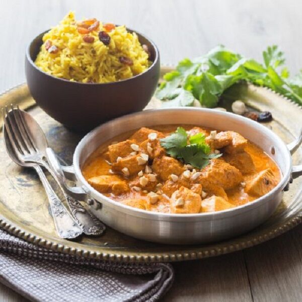 Poulet Tikka Masala ( marinés et assaisonnés et cuit au four Tandoor avec sauce, noix de cajou, ail, oignons et gingembre))